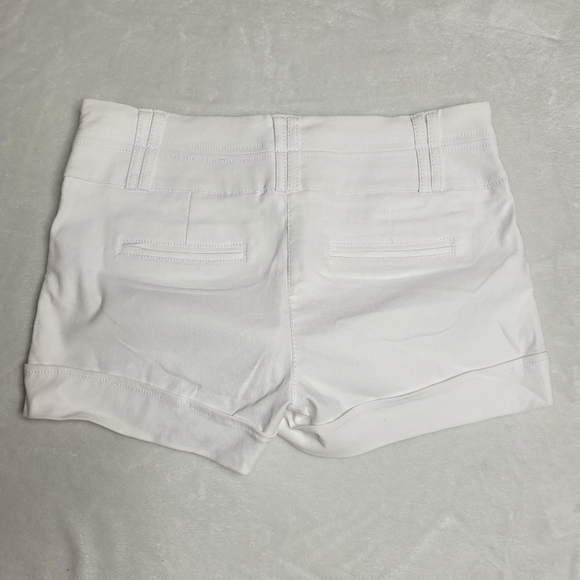 White shorts - Picture 2 of 3